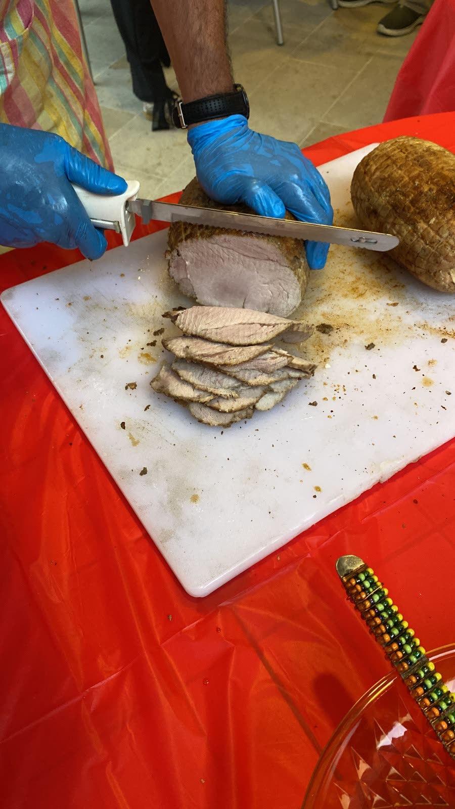 Rodajas de pernil recién cortadas