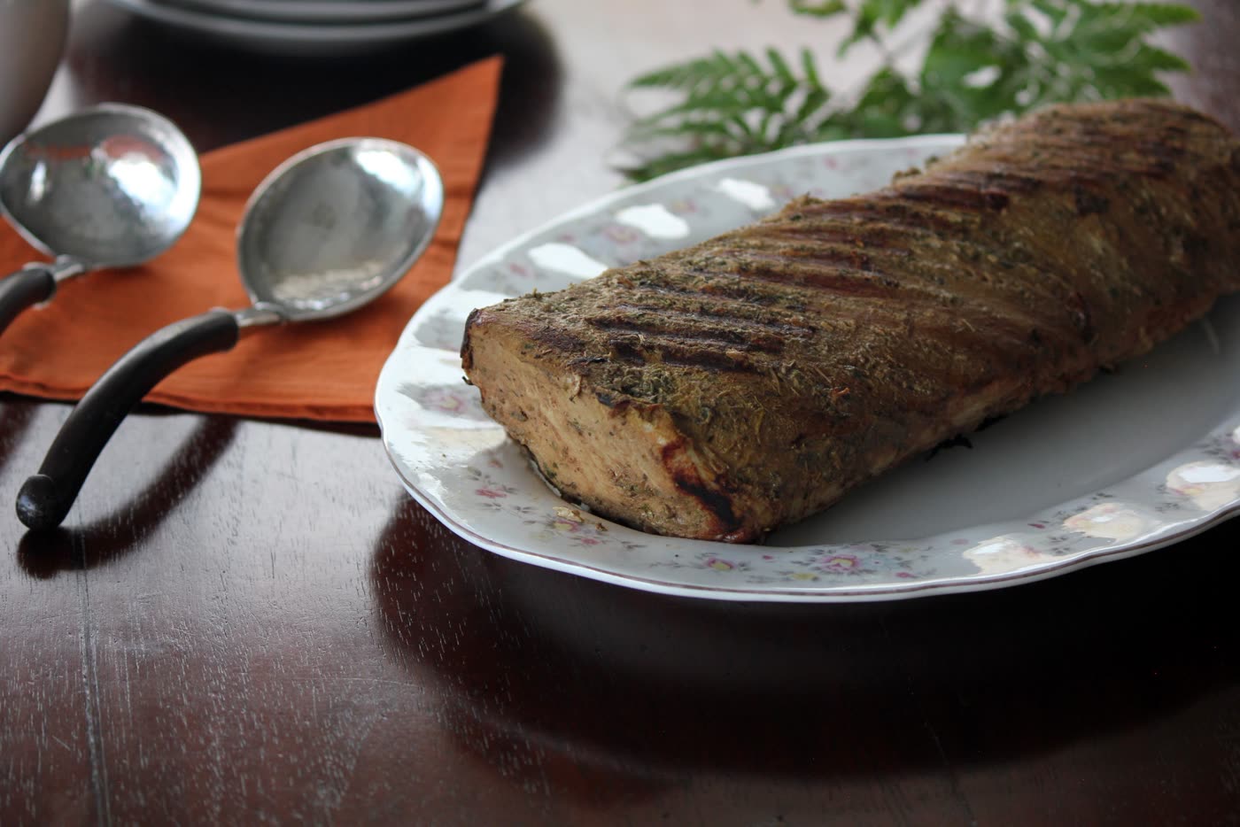 Lomo de cerdo servido en la mesa