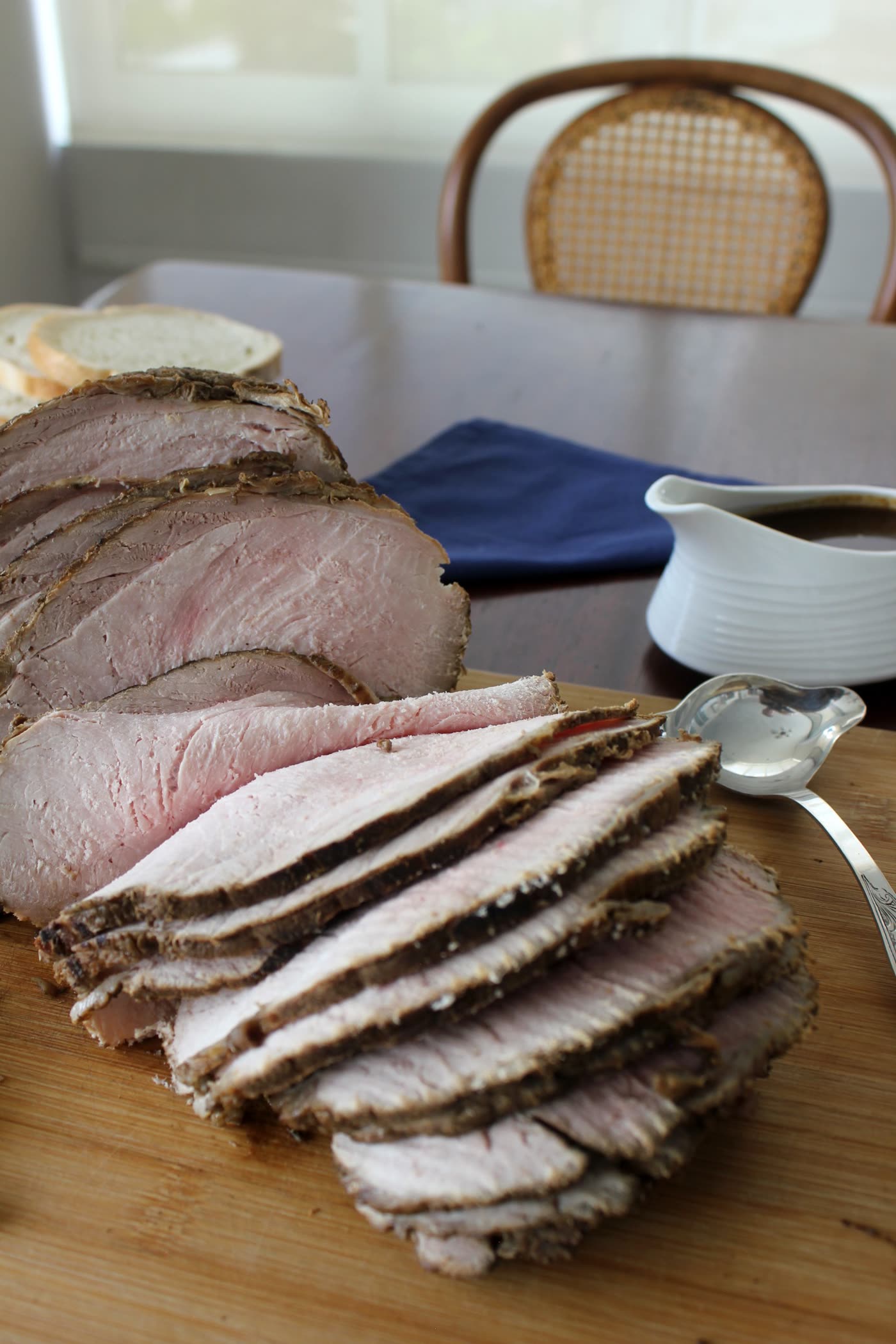 Pernil de cerdo en rodajas con salsa