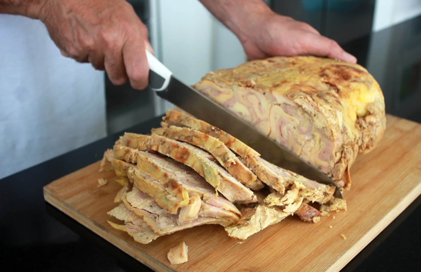 Cortando el pollo relleno