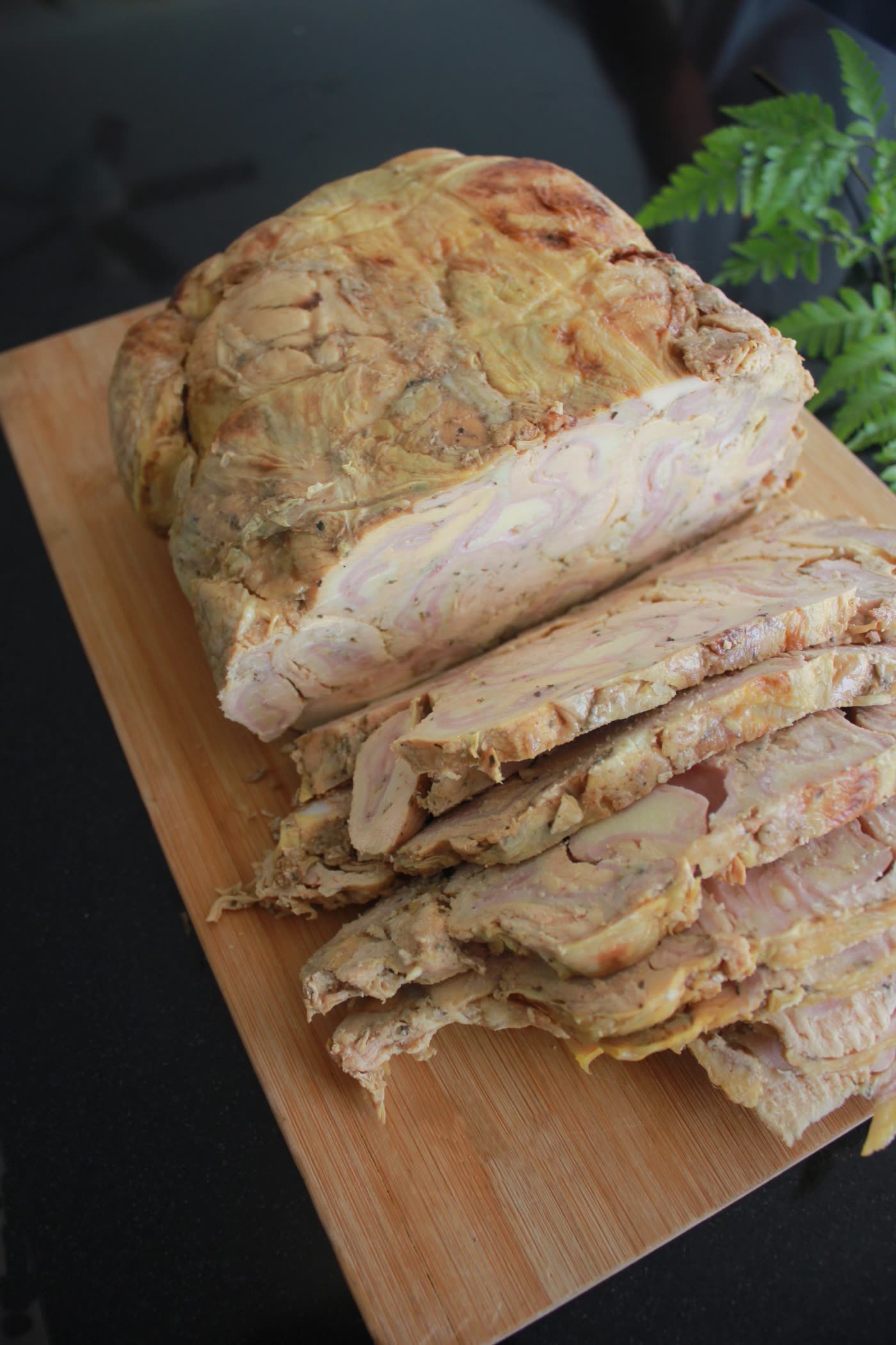 Pollo relleno en tajadas